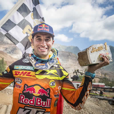 Alfredo Gomez holds up the trophy he won at the Erzbergrodeo. 