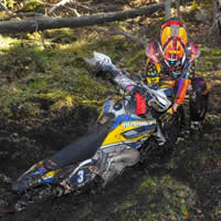 Victoria Hett racing around a tree on an offroad course. 